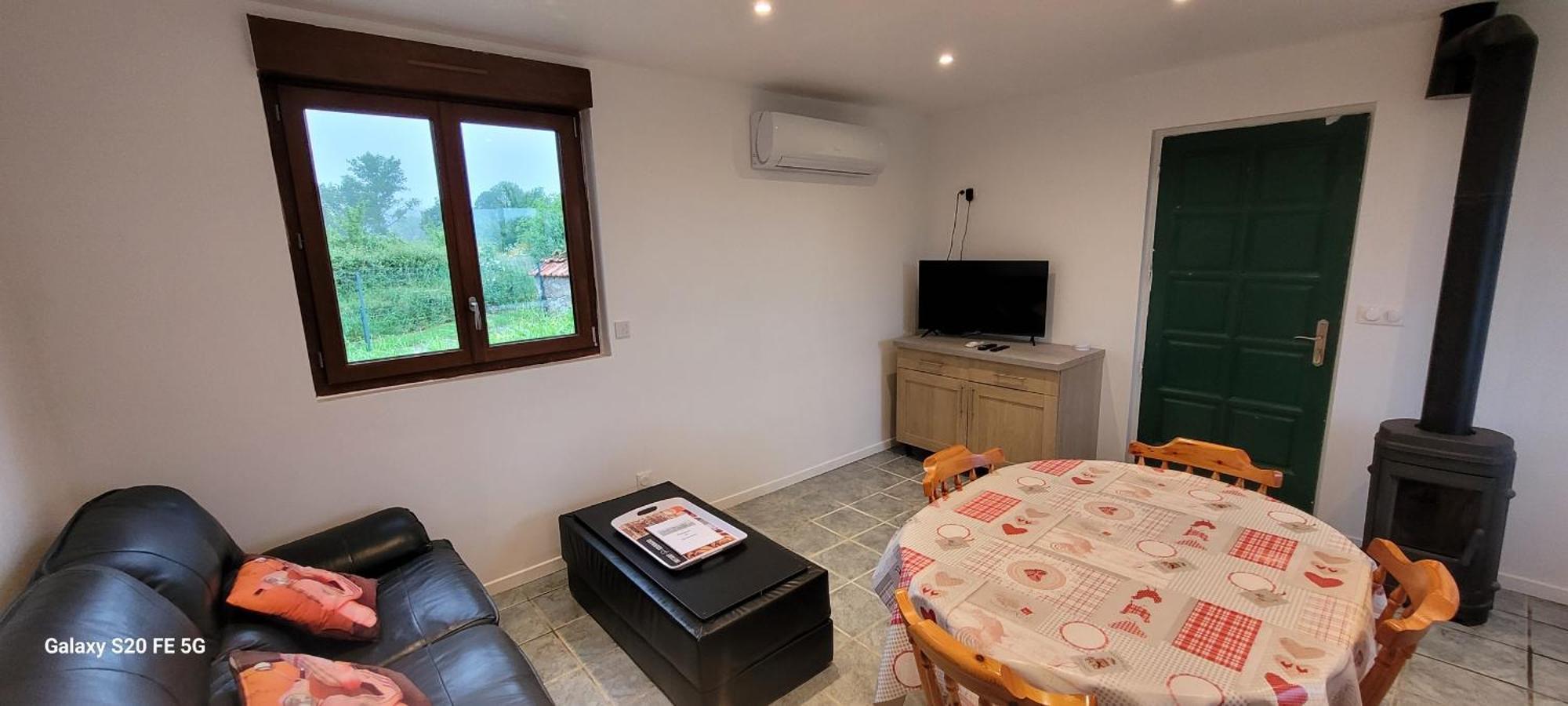 Maison A La Campagne Avec Piscine Flayat Buitenkant foto